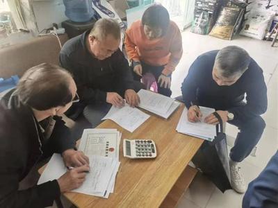 鹽湖區行政審批服務管理局 服務下沉暖人心，主動上門續證件